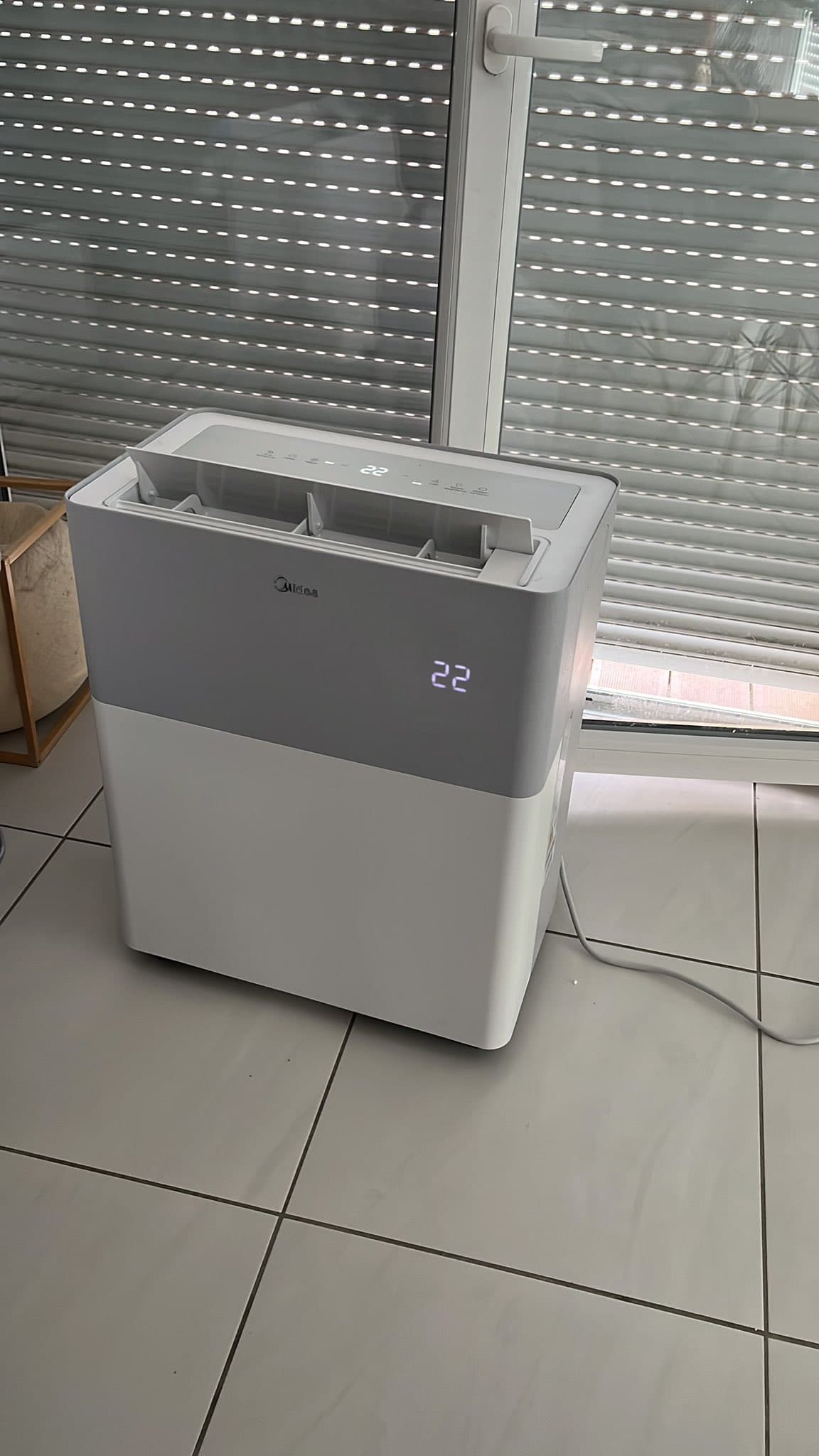 Midea PortaSplit installée dans une pièce carrelée, afficheur sur 22 degrés